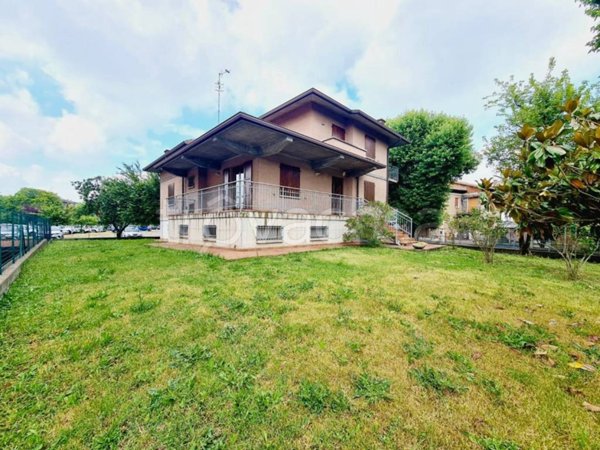 casa indipendente in vendita a Reggio nell'Emilia in zona Ospizio
