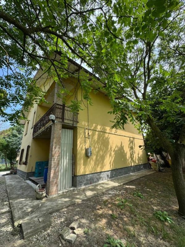 casa indipendente in vendita a Reggio nell'Emilia in zona Città Storica