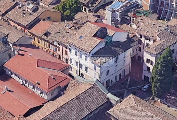 casa indipendente in vendita a Reggio nell'Emilia in zona Città Storica