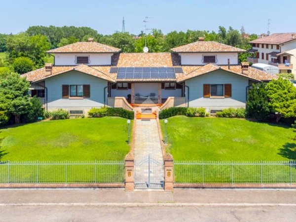 casa indipendente in vendita a Reggio nell'Emilia in zona Coviolo
