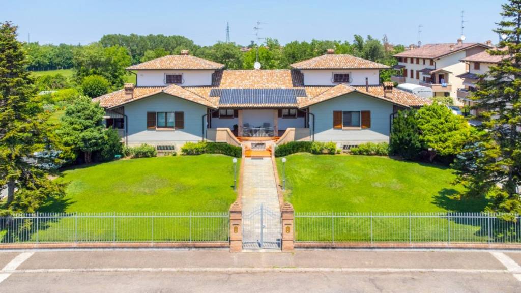 casa indipendente in vendita a Reggio nell'Emilia in zona Coviolo