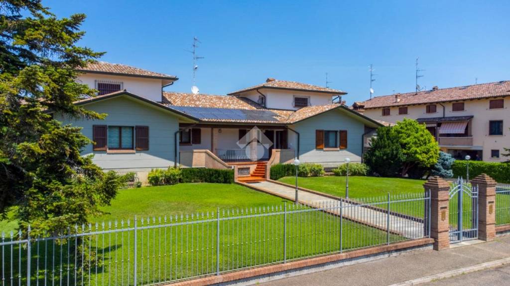 casa indipendente in vendita a Reggio nell'Emilia in zona Coviolo
