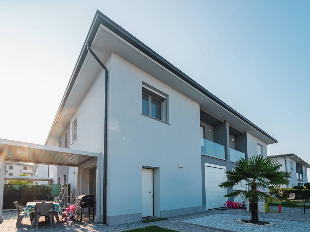 casa indipendente in vendita a Reggio nell'Emilia in zona Sabbione