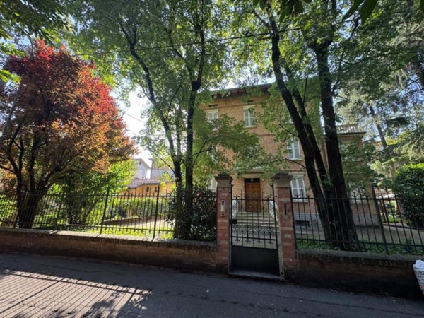 casa indipendente in vendita a Reggio nell'Emilia in zona Città Storica