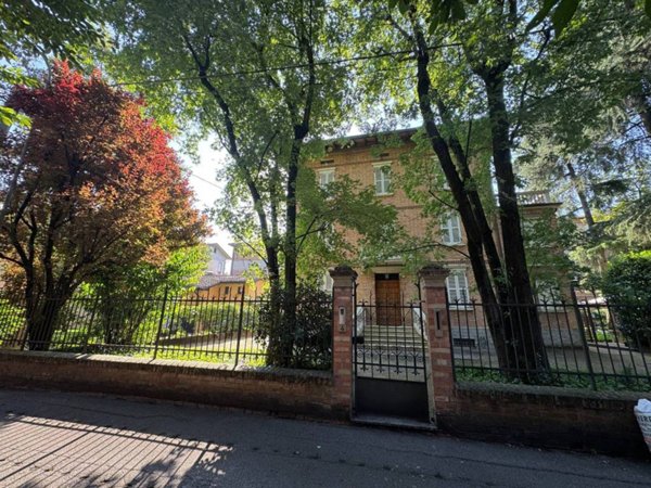 casa indipendente in vendita a Reggio nell'Emilia in zona Città Storica