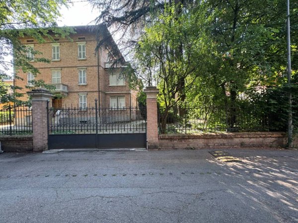 casa indipendente in vendita a Reggio nell'Emilia in zona Città Storica