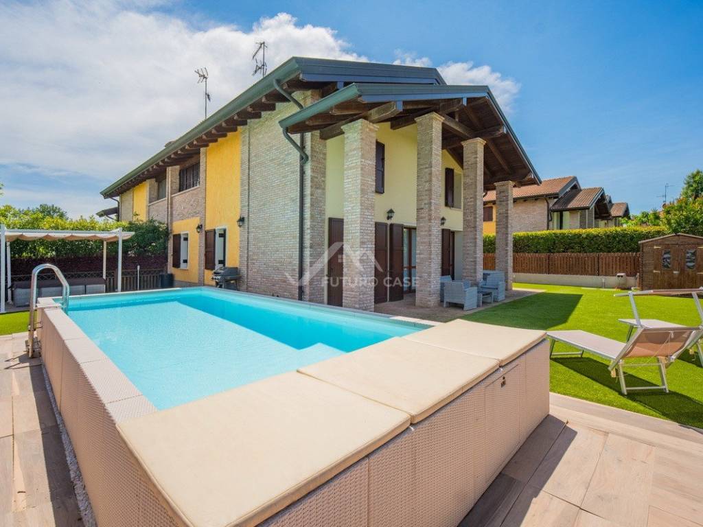 casa indipendente in vendita a Reggio nell'Emilia