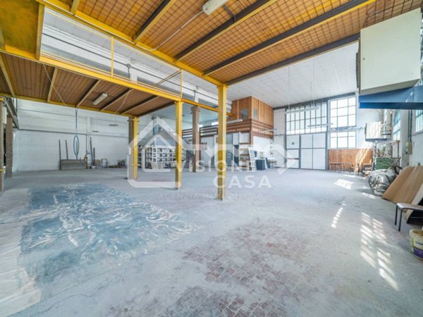 locale commerciale in vendita a Reggio nell'Emilia in zona Stranieri / Bazzarola