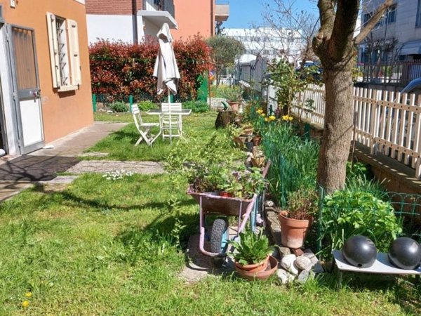 casa indipendente in vendita a Reggio nell'Emilia in zona Pieve Modolena