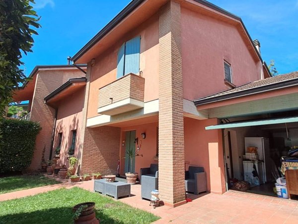 casa indipendente in vendita a Reggio nell'Emilia