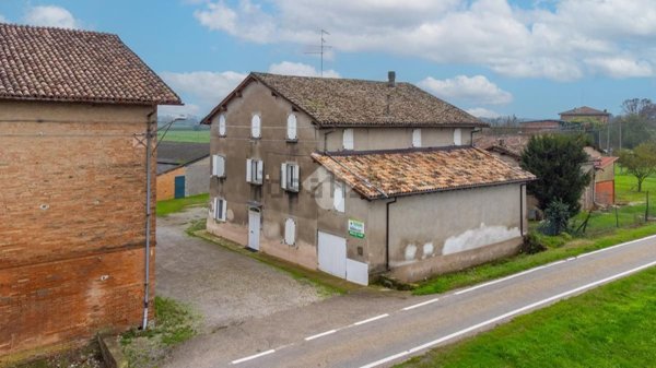 casa indipendente in vendita a Reggio nell'Emilia in zona Sesso