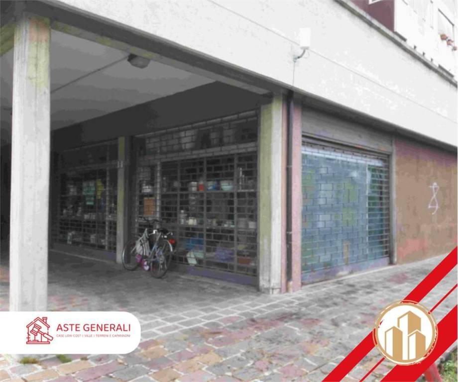 negozio in vendita a Reggio nell'Emilia in zona Ospizio