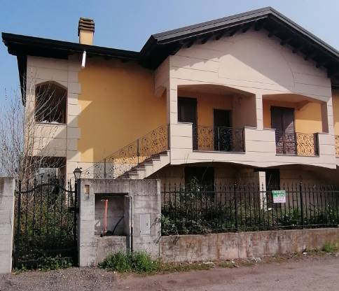 casa indipendente in vendita a Reggio nell'Emilia in zona Tribunale