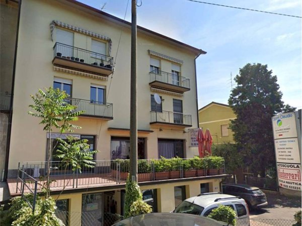 negozio in vendita a Reggio nell'Emilia in zona Buco del Signore
