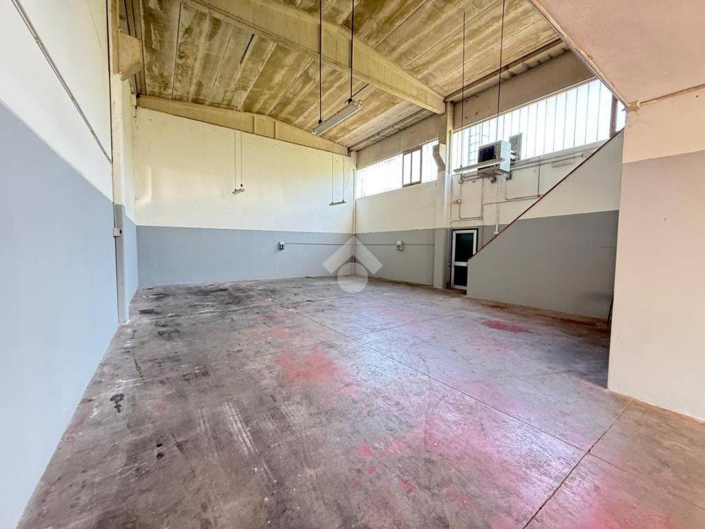 locale commerciale in vendita a Reggio nell'Emilia in zona Mancasale