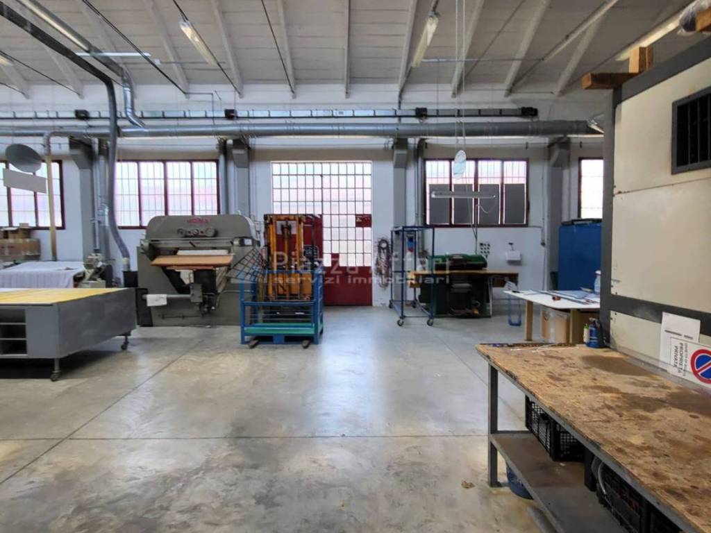locale commerciale in vendita a Reggio nell'Emilia