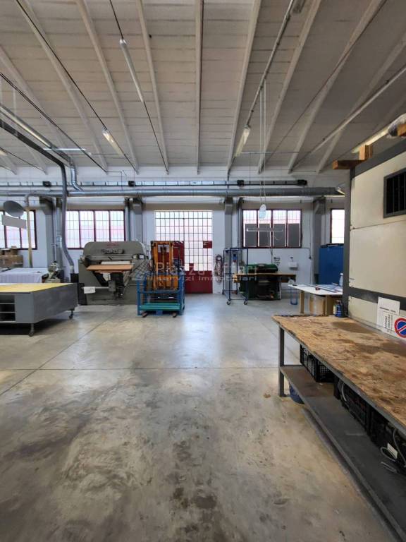 locale commerciale in vendita a Reggio nell'Emilia in zona Ospizio