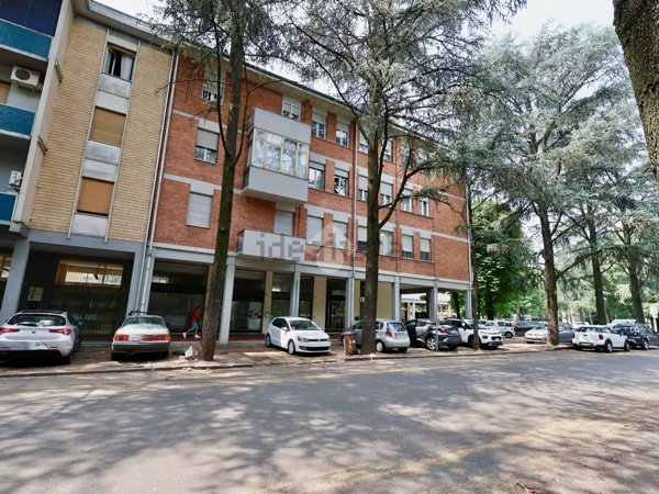 negozio in vendita a Reggio nell'Emilia in zona Mirabello