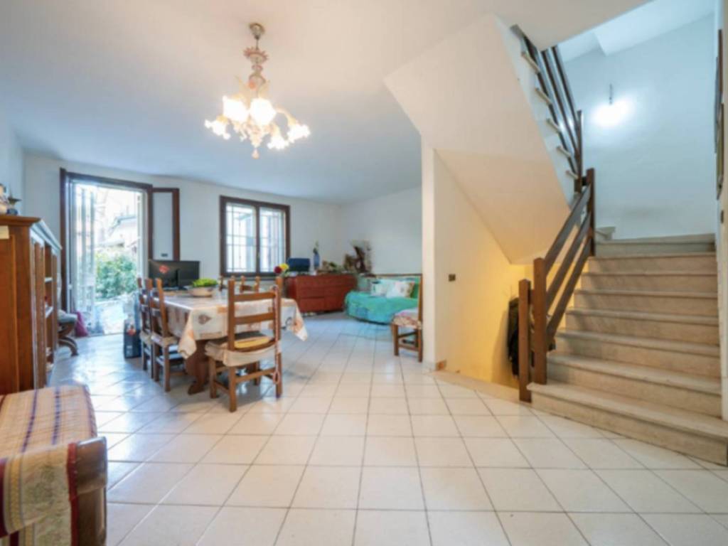 casa indipendente in vendita a Reggio nell'Emilia in zona Rosta Nuova