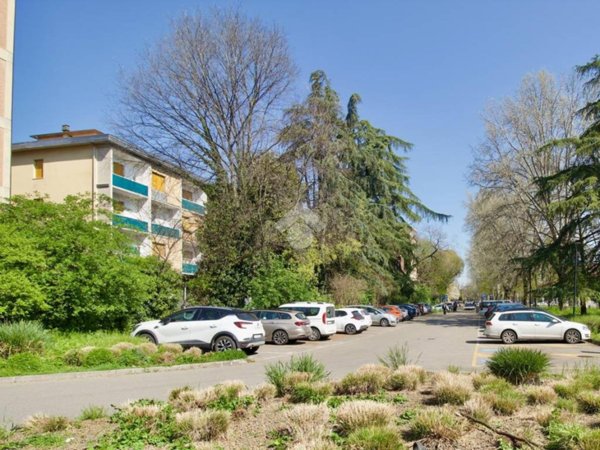 negozio in vendita a Reggio nell'Emilia in zona Mirabello