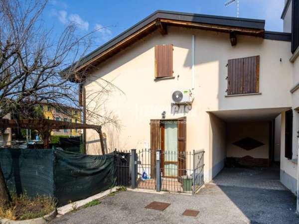 casa indipendente in vendita a Reggio nell'Emilia in zona Roncadella
