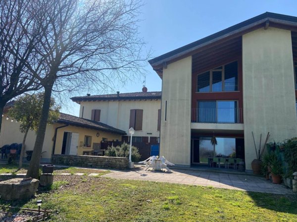 casa indipendente in vendita a Reggio nell'Emilia in zona Città Storica