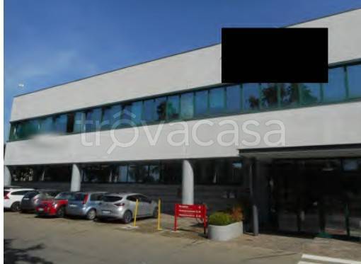 locale commerciale in vendita a Reggio nell'Emilia in zona Roncocesi
