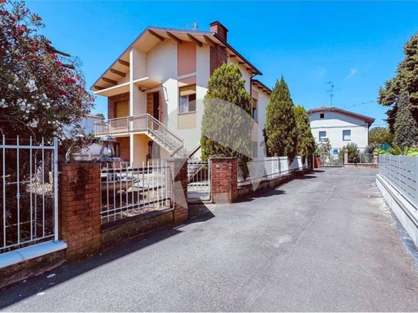 casa indipendente in vendita a Reggio nell'Emilia in zona Gavassa