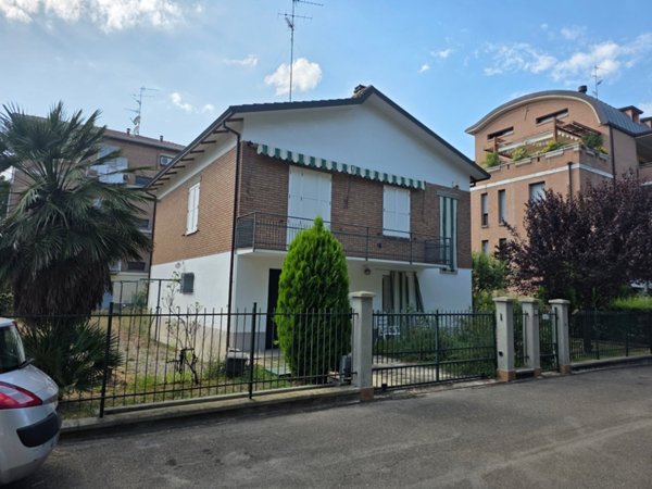casa indipendente in vendita a Reggio nell'Emilia in zona Città Storica