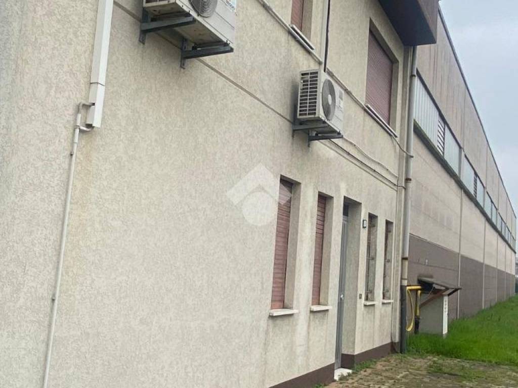 locale commerciale in vendita a Reggio nell'Emilia in zona Mancasale