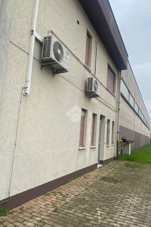 locale commerciale in vendita a Reggio nell'Emilia in zona Mancasale