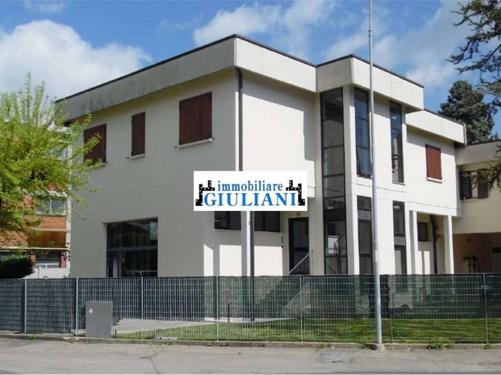 locale commerciale in vendita a Reggio nell'Emilia
