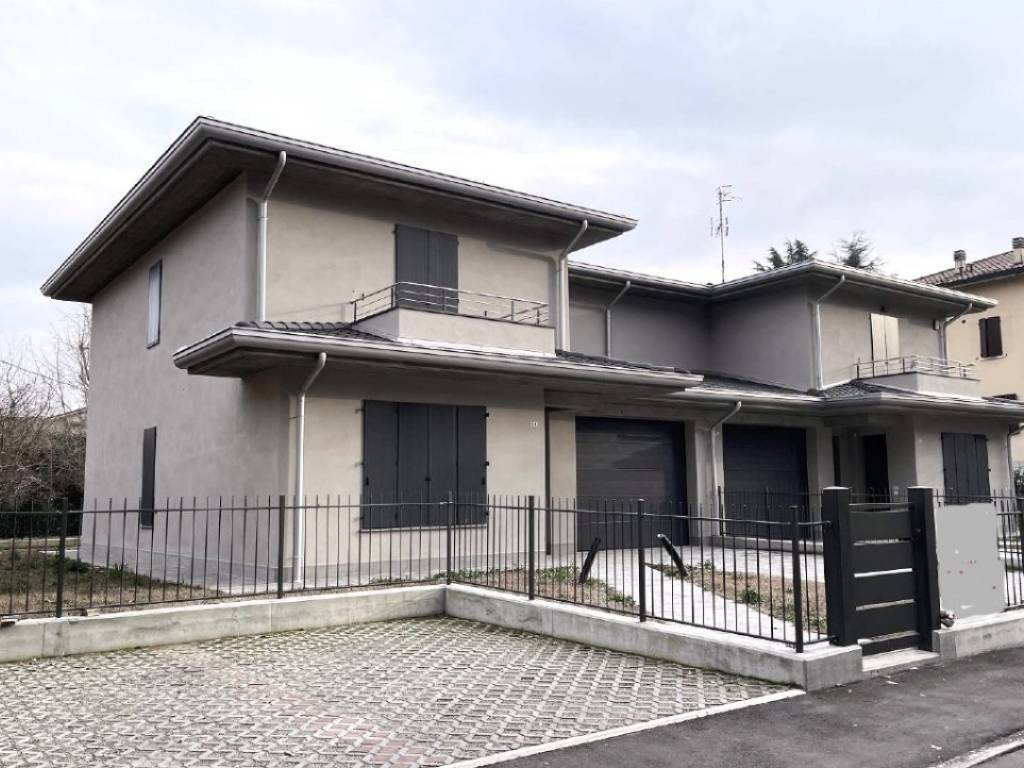 casa indipendente in vendita a Reggio nell'Emilia