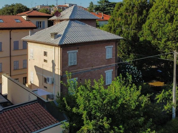 casa indipendente in vendita a Reggio nell'Emilia in zona Città Storica