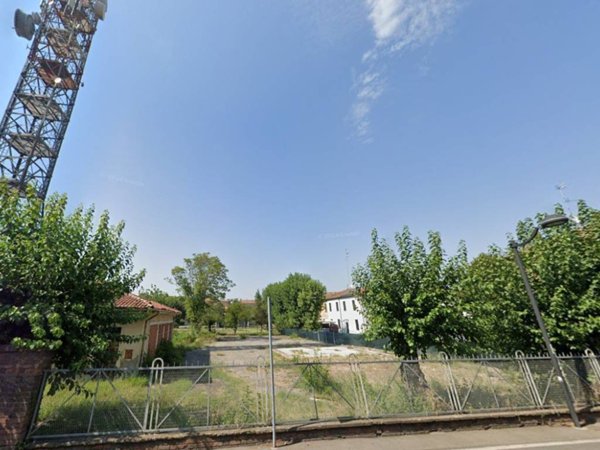 locale commerciale in vendita a Reggio nell'Emilia in zona Città Storica
