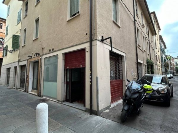 negozio in vendita a Reggio nell'Emilia in zona Città Storica