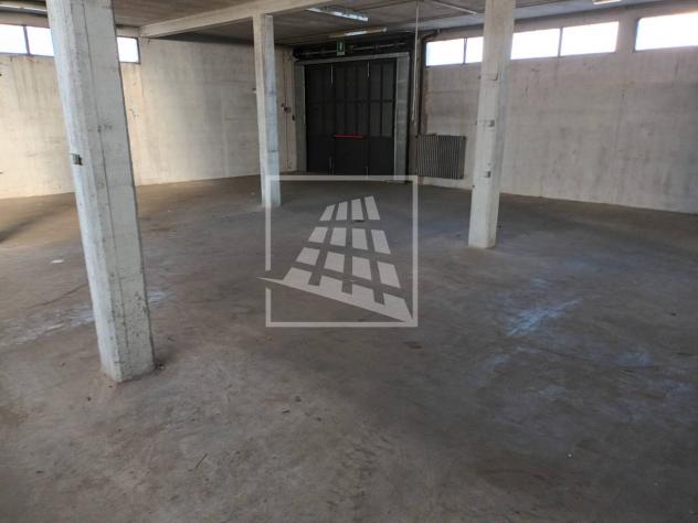 locale commerciale in vendita a Reggio nell'Emilia in zona Città Storica