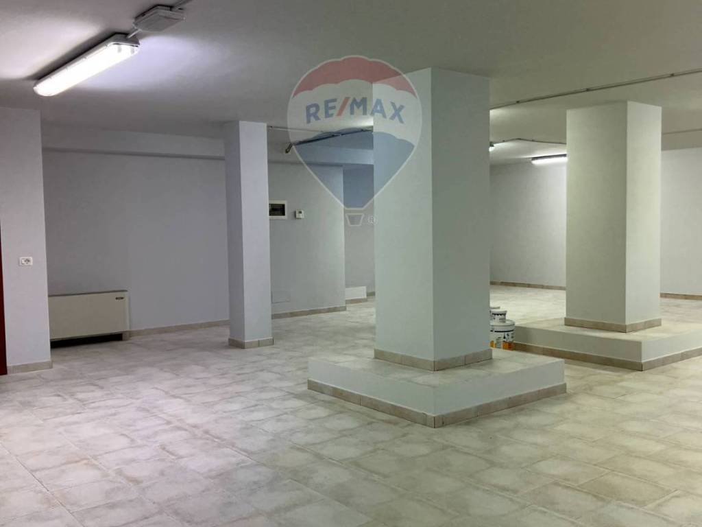 locale commerciale in vendita a Reggio nell'Emilia in zona Ospizio