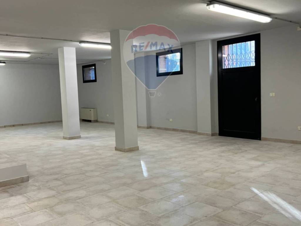negozio in vendita a Reggio nell'Emilia in zona Ospizio