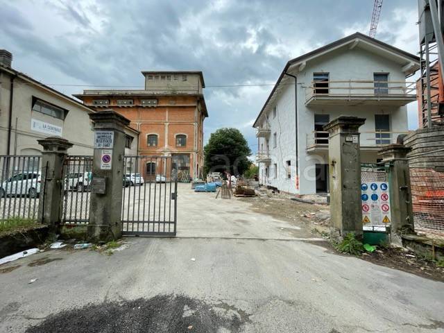 locale commerciale in vendita a Reggio nell'Emilia in zona Città Storica