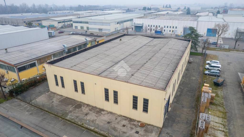 locale commerciale in vendita a Reggio nell'Emilia in zona Mancasale
