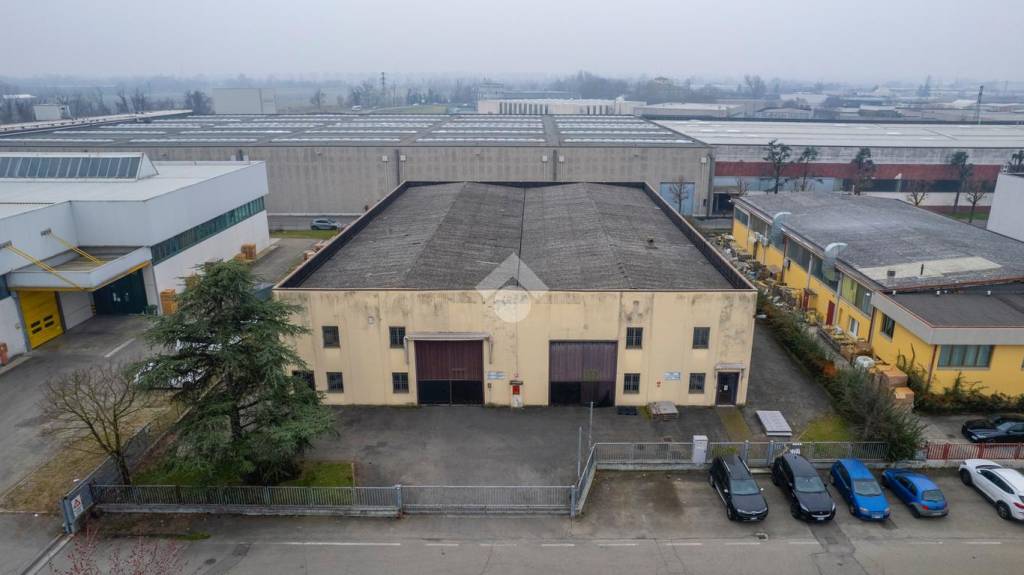 locale commerciale in vendita a Reggio nell'Emilia in zona Mancasale