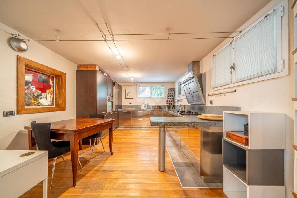 casa indipendente in vendita a Reggio nell'Emilia in zona Baragalla