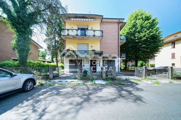 casa indipendente in vendita a Reggio nell'Emilia in zona Orologio