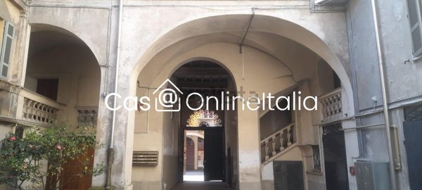 locale commerciale in vendita a Reggio nell'Emilia in zona Città Storica