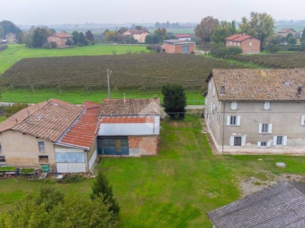 casa indipendente in vendita a Reggio nell'Emilia in zona Sesso