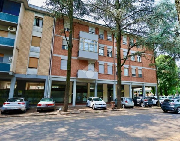 negozio in vendita a Reggio nell'Emilia in zona Mirabello