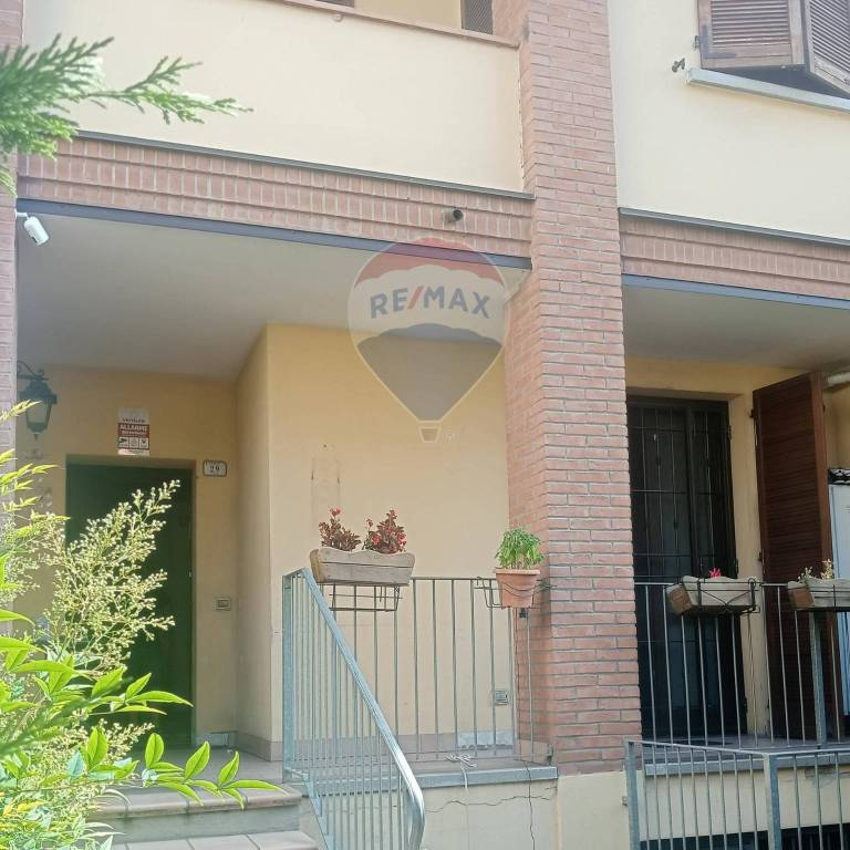 casa indipendente in vendita a Reggio nell'Emilia in zona Tribunale
