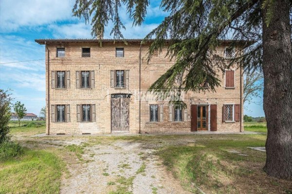 casale in vendita a Reggio nell'Emilia in zona San Bartolomeo