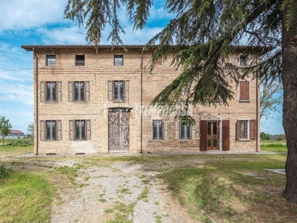 casale in vendita a Reggio nell'Emilia in zona Rivalta